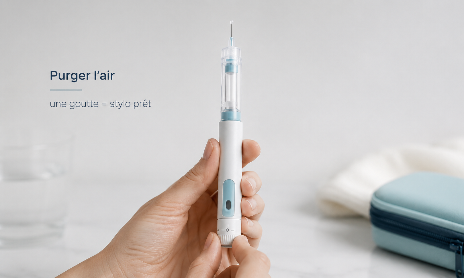 Purger l'air d'un stylo injecteur pour peptides : une goutte au bout de l'aiguille signifie que le stylo est prêt pour l'injection
