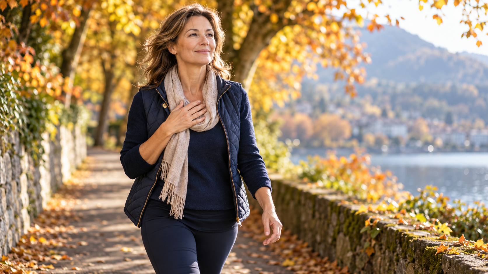Femme de plus de 50 ans marchant d'un bon pas, la main sur le cœur : santé cardiaque après la ménopause et Cardiogen